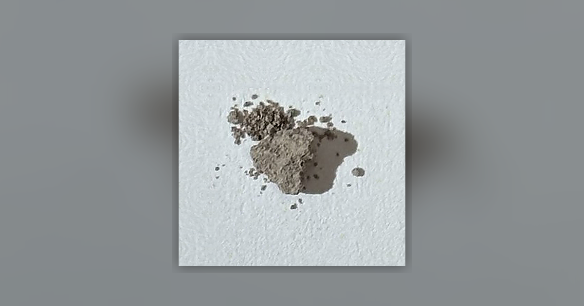 MDMB-INACA; Heroin (10%); Noscapine (7%); Paracetamol (44%); Caffeine (30%)