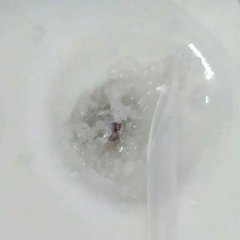 Since the Hofmann reagent test contains a relatively large amount of sulfuric acid, it’s not surprising that it may react with the paper or dyes present in blotters or LSD gels. Additionally, when using crystalline reagents, the reaction gradually spreads from the sample toward the edges of the reagent drop. As a result, the initial deep blue color change may appear more gray than blue. In such cases, we recommend extended observation.