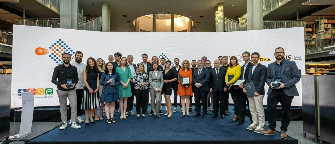 Warsaw University Entrepreneur of the Year finalist statuette